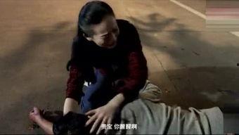 男子下雨吃瓜视频,男子雨天吃瓜视频走红网络
